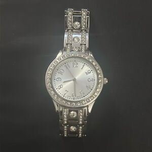 🔥Quartz Ladies Watch W/Gem Bezel and Band. SOLD AS IS NEEDS NEW BATTERY🔥